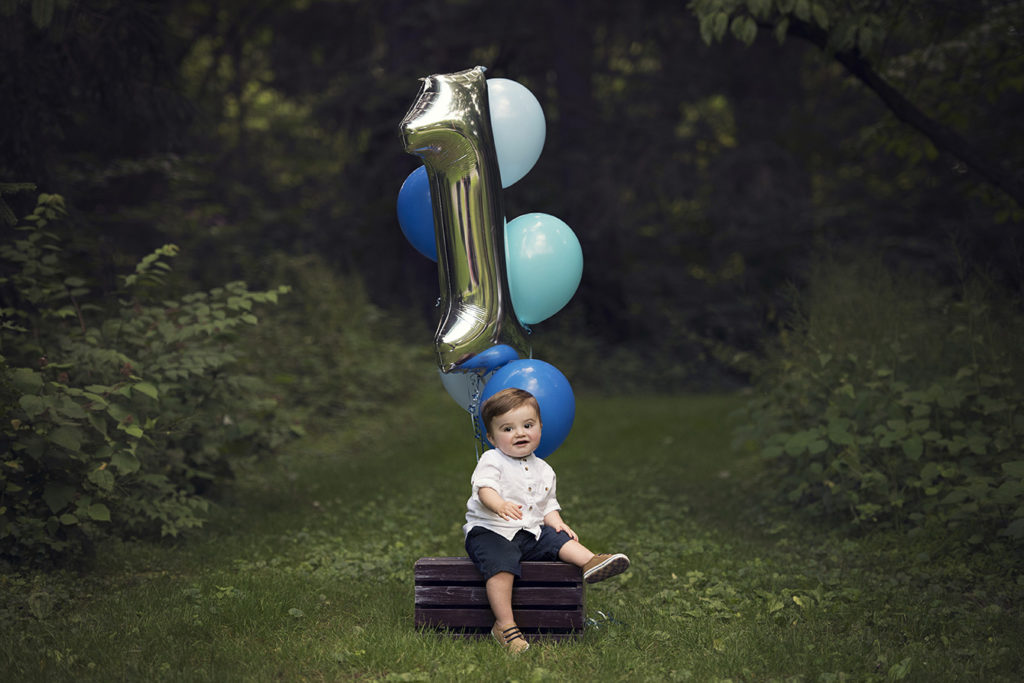 birthday-session-1st-birthday-cakesmash-toddler-boy-balloon-hershey-photographer-hershey-photography-