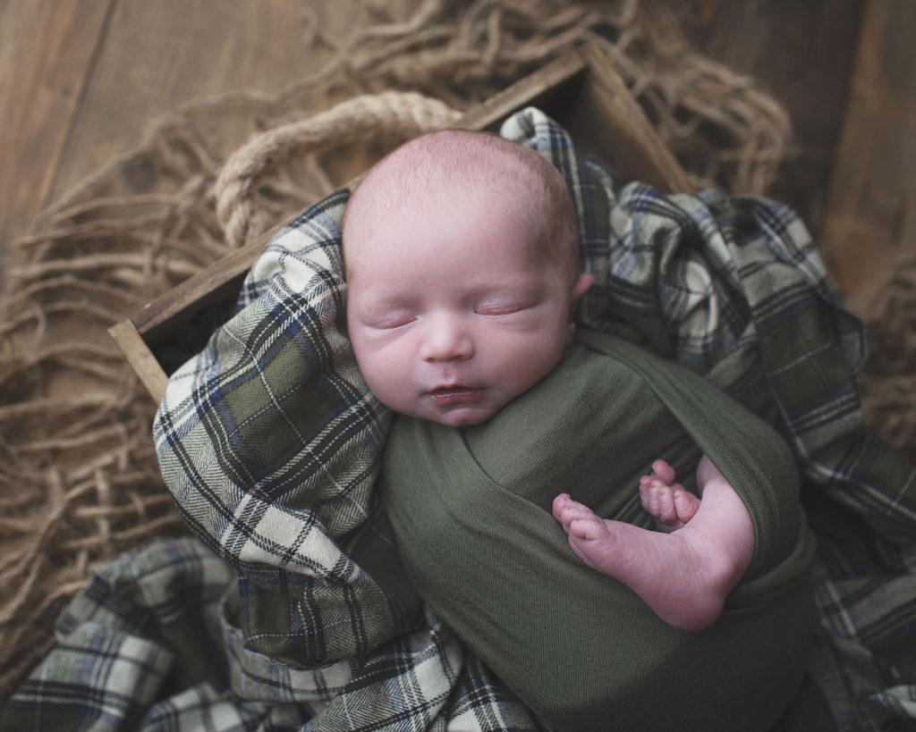 newborn-photo-shoot-flannel-green-kcbphotographystudio-kcb-photography-studio